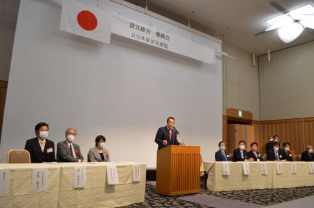 宮元陸‧石川縣加賀市長/日台共榮首長聯盟會長於大會中致詞。

李世丙‧駐日副代表(左1)、古屋圭司‧日華議員懇談會會長/眾議院議員(左2)、高市早苗‧自民黨政調會長/眾議院議員(左3)、以及「日台共榮首長聯盟」發起人的各地方政府首長(右列)