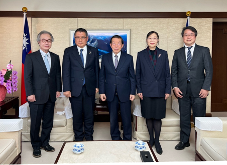 株式会社ダイセル(Daicel)小河義美（OGAWA Yoshimi）執行長、山根啓（YAMANE Kei）研究中心主任，及東京大學特任教授北森武彥（KITAMORI Takehiko，亦為我國清華大學玉山榮譽講座教授)拜會台北駐日經濟文化代表處(下稱駐日代表處)代表謝長廷，駐日代表處顧問鄒幼涵及科技組陪同與會。小河執行長向謝代表介紹Daicel公司之成立背景、研發產品，與臺灣及北森微流體研發股份有限公司之合作關係等；謝代表表示日本與臺灣在產業、文化等有很深厚的鏈結，並期許雙方可共同合作培養臺日科技領域人才及強化臺日產業供應鏈以取得雙贏。

謝長廷･駐日代表(中)、小河義美･株式会社ダイセル(Daicel)執行長(左2)、北森武彥･東京大學特任教授(清華大學玉山榮譽講座教授) (左1)、山根啓･株式会社ダイセル(Daicel)研究中心主任(右1)、鄒幼涵･駐日代表處顧問(右2)
