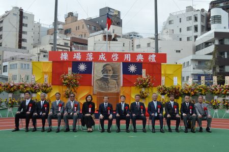 謝長廷･駐日代表〈照片左6〉、張淑玲‧駐日代表處橫濱分處處長〈左5〉、羅鴻健‧橫濱中華學院理事長〈右6〉、杜文劍‧橫濱中華學院校長〈左1〉、松田良昭‧神奈川縣議會日華親善連盟會長〈右5〉