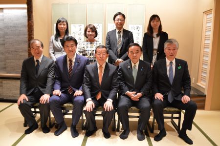 謝長廷･駐日代表(照片前排中央)、坂本哲志･眾議院議員(前排右2)、木原稔･眾議院議員(前排左2)、馬場成志･參議院議員(前排右1)、陳銘俊･駐福岡辦事處處長(前排左1)