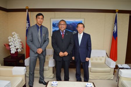謝長廷･駐日代表(照片右)、Peter Adelbai‧帛琉共和國駐日本大使(中央)、Cristian Nicolescu‧帛琉共和國駐日本公使(左)