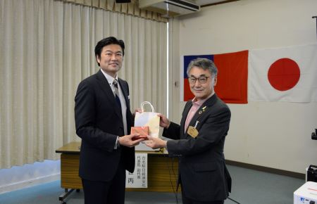 本處副代表李世丙(照片左)於6月29日下午前往富山縣魚津市役所，以「臺灣最新情勢及臺日雙邊關係」為題進行專題演講。演講中，向該市觀光促進委員會成員詳細說明臺灣現在的經貿現狀及臺日青少年交流展望。照片右：村椿晃魚津市長。