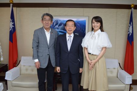 照片左起 蝦名大也‧北海道釧路市長、謝長廷･駐日代表、真氣‧歌手