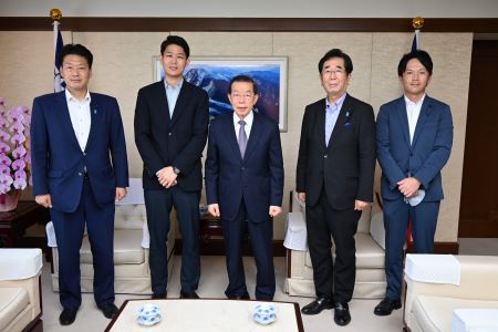 照片右起 畑原勇太‧山口縣議會議員、島田教明‧日台友好促進山口縣議會議員聯盟會長/山口縣議會議員、謝長廷･駐日代表、岸信千世･防衛大臣秘書官、吉田充宏‧山口縣議會議員