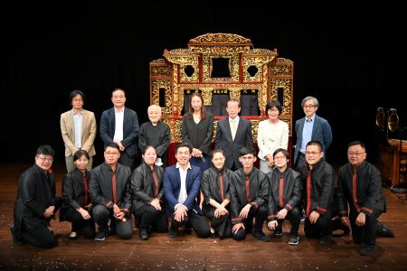 謝長廷･駐日代表(照片第2排右3)、岸本聰子･東京都杉並區長(第2排中央)、王淑芳･台灣文化中心主任(第2排右2)、江戶懸絲傀儡劇團「結城座」十二代目結城孫三郎(第2排左3)、林永志･台北木偶劇團團長(前排左1)、吳聲杰･台北木偶劇團演師(前排左5)、林于竝藝術監督/國立台北藝術大學教授(第2排右1)