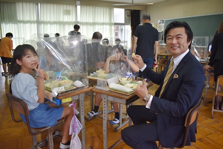 駐日副代表李世丙(照片右)向學生介紹臺灣產文旦。