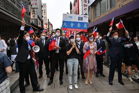 李世丙･駐日副代表(照片中央左)、張淑玲･駐日代表處橫濱分處處長〈中央右〉、張儀･橫濱華僑總會會長(前排左)、朱恭亮･日本中華聯合總會會長(前排右)