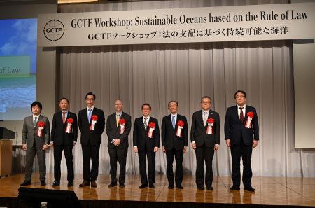 由臺灣、日本、美國、澳洲等國參加的「全球合作暨訓練架構(GCTF)―基於法治的永續海洋」研討會於10月26日在東京召開。
謝長廷･駐日代表(照片右4)、谷崎泰明･日本臺灣交流協會理事長(右3)、李明磊（Jack Lambert）･美國在台協會高雄分處副處長(左4)