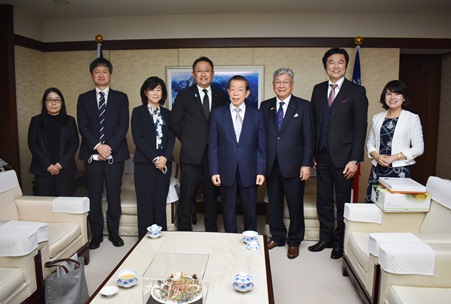 謝長廷･駐日代表(照片右4)、藤繩喜和•鳥取縣日台親善協會會長/鳥取縣議會議員/前縣議會議長(右3)、李世丙･駐日副代表(右2)、松田正•鳥取縣議會議員(左4)等合影
