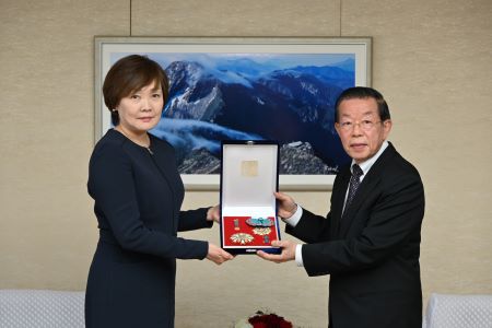 謝長廷駐日代表(照片右)、安倍前首相遺孀安倍昭惠女士(左)