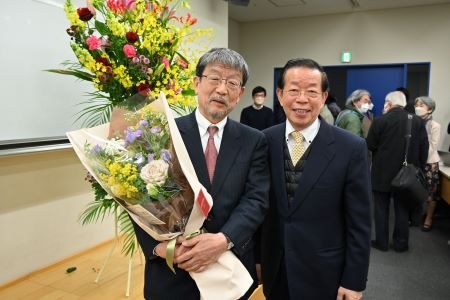 駐日代表謝長廷(照片右)出席長年研究臺灣的日本早稻田大學名譽教授若林正丈(左)退休講座「輪替的帝國與『臺灣來歷』」