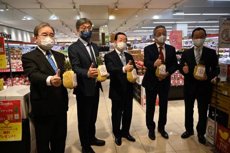 東京都內超市KASUMI FOODSQUARE錦系町店舉辦臺灣鳳梨行銷活動。謝長廷･駐日代表(照片中央)、陳駿季･行政院農委會副主委(左2)、堀內達生･株式會社Farmind社長(右2)