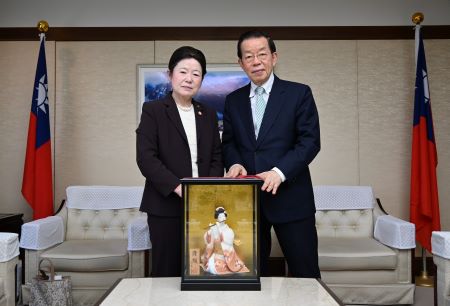 謝長廷･駐日代表(照片右)、中野悅子･公益財團法人OISCA總裁(左)