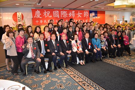 謝長廷･駐日代表(照片前排左6)、林鍾貞蓮･留日東京華僑婦女會會長(前排左5)，以及該會成員、應邀參加慶祝會的其他僑胞團體代表等合影。
