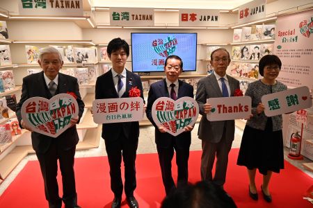 在紀伊國屋書店新宿本店所舉行的「漫畫之絆 臺日色紙展」開幕式
照片左起  高井昌史·紀伊國屋書店會長、鈴木憲和·自民黨青年局長/眾議院議員、謝長廷·駐日代表、谷崎泰明·日本台灣交流協會理事長、王淑芳·駐日代表處台灣文化中心主任