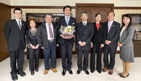 臺灣科學技術協會黃野銀介理事長、楊馬田事務局長及吉永修常務理事率理監事等6位協會重要成員，於4月12日訪代表處拜會副代表李世丙，特別致意感謝李副代表對臺灣科學技術協會活動的支持。駐日副代表李世丙(左4)、鄒幼涵顧問(右3)、臺灣科學技術協會黃野銀介理事長(右4)及該會理監事等人合影
