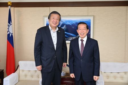 謝長廷∙駐日代表(右)、夏野修∙富山縣砺波市長(左)