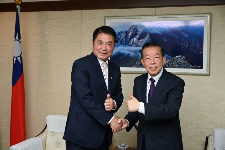 駐日代表謝長廷大使(右)、苗栗縣長鍾東錦(左)