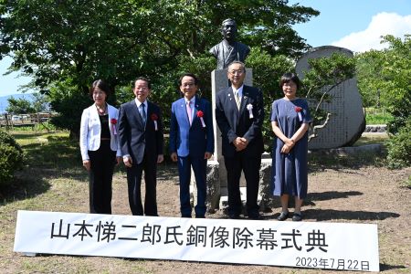 在新潟縣佐渡市真野公園所舉行的山本悌二郎銅像揭幕儀式
照片左起 旅居佐渡市的臺灣舞蹈家張素真、駐日代表謝長廷大使、高雄市副市長林欽榮、佐渡市長渡邊龍五、駐日代表處臺灣文化中心主任王淑芳