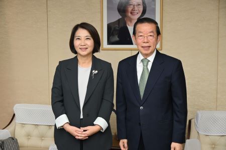 駐日代表謝長廷大使(右)、屏東縣長周春米(左)