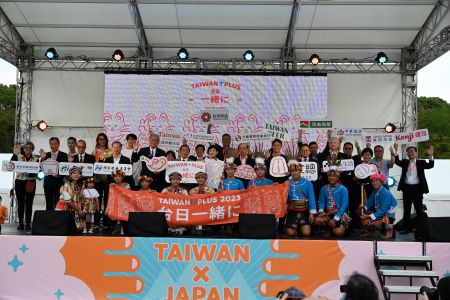 ｢TAIWAN PLUS 2023」活動在東京上野公園舉行。駐日代表謝長廷大使、中華文化總會副會長鄭麗君、國發會主委龔明鑫、日華議員懇談會會長/眾議院議員古屋圭司、自民黨青年局長代理/眾議院議員藤原崇、日本台灣交流協會理事長谷崎泰明等合影