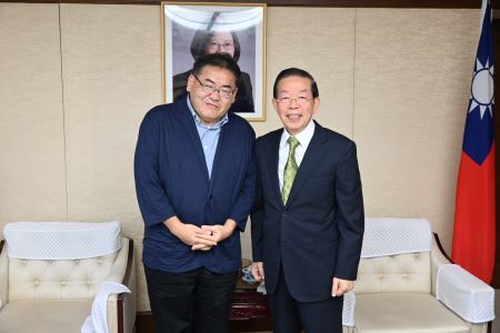 駐日代表謝長廷大使(照片右)、武藏野大學客座教授片倉佳史(左)