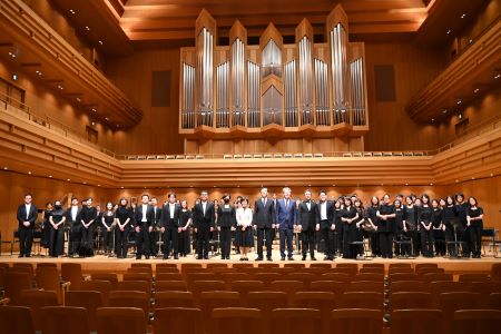 國立台灣交響樂團於東京歌劇城音樂廳舉行音樂會。照片:駐日副代表周學佑、台灣文化中心主任王淑芳、國立台灣交響樂團團長劉玄詠、指揮艾納斯・魯賓基斯(Ainas Rubikis)、小提琴家曾宇謙以及團員合影。