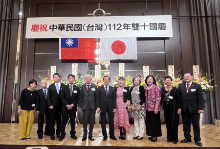 駐日代表謝長廷大使(照片中央)、千葉縣中華總會會長濱田裕子(林裕玲)(右5)、千葉縣中華總會榮譽會長王子明(左5)、日本中華聯合總會會長羅鴻健(左4)