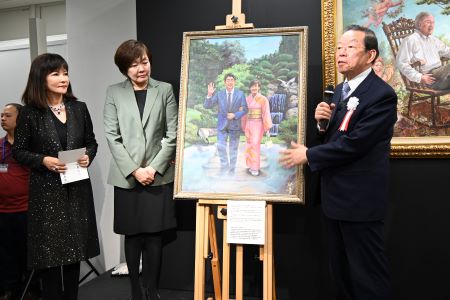 邱貴女士將描繪安倍晉三前首相與安倍昭惠夫人夫婦的畫作贈予昭惠夫人。
駐日代表謝長廷大使(照片右)、安倍昭惠女士(左2)、邱貴女士(左1)