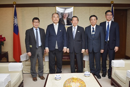 駐日代表謝長廷大使(照片中央)，全國農業金庫董事長吳明敏(照片左2)
 
