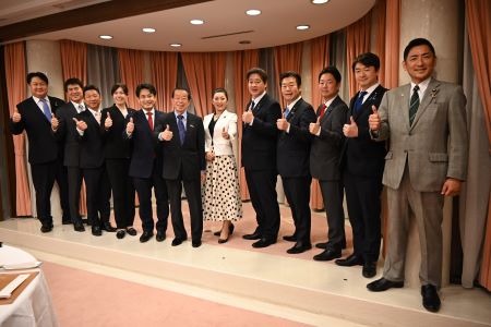 駐日代表謝長廷大使12月5日在代表處官邸與自民黨參議院議員舉行交流會，就臺日關係交換意見。
照片左起，山本啟介參議員、小林一大參議員、若林洋平參議員、小野田紀美參議員、滝波宏文參議員、駐日代表謝長廷大使、吉川優美參議員、清水真人參議員、加田裕之參議員、永井學參議員、加藤明良參議員、臼井正一參議員。