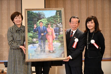 駐日代表謝長廷大使(照片右2)12月8日出席臺日友好「邱貴女士畫作致贈安倍昭惠夫人」儀式，謝大使將邱貴女士(右1)致贈伊所描繪安倍晉三前首相與安倍昭惠夫人伉儷的畫作交予安倍昭惠夫人(左1)