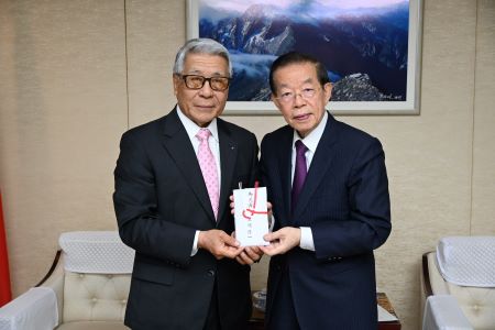 駐日代表謝長廷大使(右)，「台灣之友會」會長∙「NPO八王子」理事長黑須隆一（照片左)。