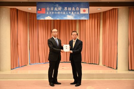 「日本台灣交流協會」理事長谷崎泰明（照片左)將捐贈我國花蓮地震善款目錄交給駐日代表謝長廷大使(右)