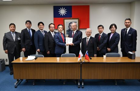 日台友好目黑區議員聯盟會長小野瀨康裕目黑區議會議長(照片左5)將善款交給駐日副代表蔡明耀(照片右5)，目黑區區民浦邊三十三先生(右4)及日台友好目黑區議員成員。