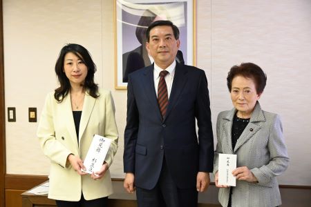 東京都杉並區區長岸本聰子(照片左)與杉並區議會議長井口和子(右)將杉並區捐贈善款交給駐日副代表周學佑(中)。