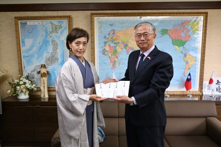 日本安全保障戰略研究所研究員岩本由起子(照片左)將該所及相關團體所捐贈善款交給駐日副代表蔡明耀(右)。