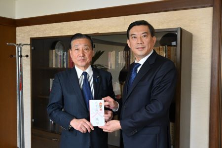 東京都議會自由民主黨日台友好議員聯盟會長小磯明議員(照片左)將捐贈善款交給駐日副代表周學佑(右)。