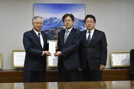 東京都議會議長宇田川聰史(照片中央)與副議長增子廣木(右)將東京都議會捐贈善款目錄交給駐日副代表蔡明耀(左)。
