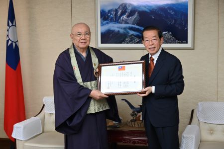 駐日代表謝長廷大使(照片右)頒贈感謝狀予鷲峰山高台寺，感謝該寺協助種植昭和天皇結緣的櫻花與推動臺日文化交流，由高台寺塔頭圓德寺住持後藤典生(左)代表接受。高台寺並捐贈0403花蓮地震善款。