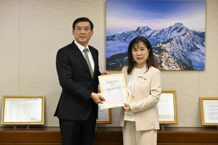 埼玉台灣總會前會長紀秋美(照片右)代將埼玉縣議會日台友好議員聯盟捐贈善款交給駐日副代表周學佑(右)。