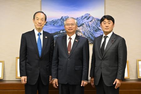 東京都港區區長武井雅昭（照片左)與港區議會議長鈴木孝弥(右)將港區捐贈的善款交給駐日副代表蔡明耀(中央)。