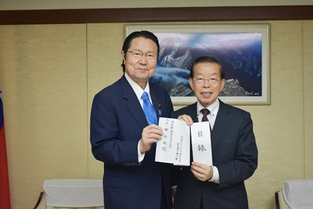 「一般社團法人日本台灣親善協會」會長衛藤征士郎眾議院議員(左)將該協會國會議員顧問團捐贈善款目錄交給駐日代表謝長廷大使(右)。

