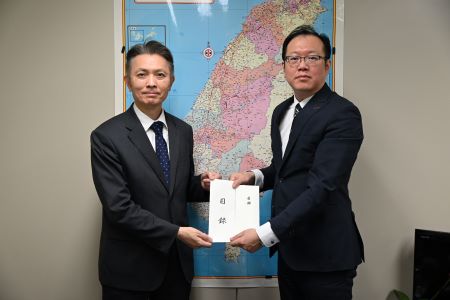 宮城縣仙台市東京事務所所長大上喜裕（照片左)將仙台市捐贈善款交給駐日本代表處政務組長傅國華(右)