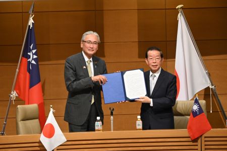 日華議員懇談會會長古屋圭司眾議院議員(照片左)將「日華議員懇談會2024年度基本方針」親手交給駐日代表謝長廷大使(右)。本年度基本方針，除支持臺灣加入CPTPP以及參加WHO等國際組織外，另包含「推動地方交流小組」與「女性議員交流小組」等活動。