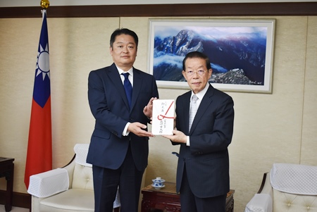 山梨縣知事長崎幸太郎（照片左)將山梨縣捐贈善款交給駐日代表謝長廷大使(右)

