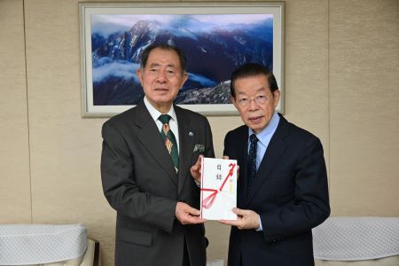 育櫻會會長松澤寬文(左)將該會捐贈善款目錄交給駐日代表謝長廷大使(右)。