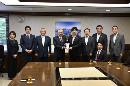 東京都足立區議會議長工藤哲也（照片右5)將足立區捐贈善款目錄交給駐日副代表蔡明耀(左4)。足立區議會副議長長井昌則（右4)、日台友好促進足立區議會議員聯盟會長吉岡茂（左3)。