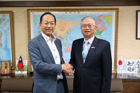 山形縣新庄市長山科朝則(照片左)拜會駐日本代表處，向駐日副代表蔡明耀(右)表達慰問花蓮地震災情之意。
