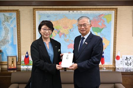 Nippon Broadcasting System, Inc.代表取締役社長檜原麻希（照片左)將該公司捐贈善款目錄交給駐日副代表蔡明耀(右)。